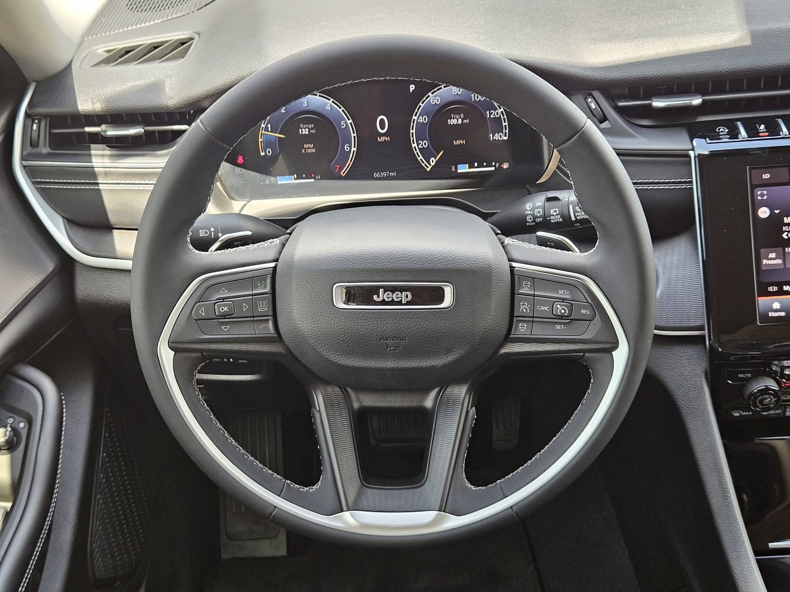 2023 Jeep Grand Cherokee Laredo X 4x4