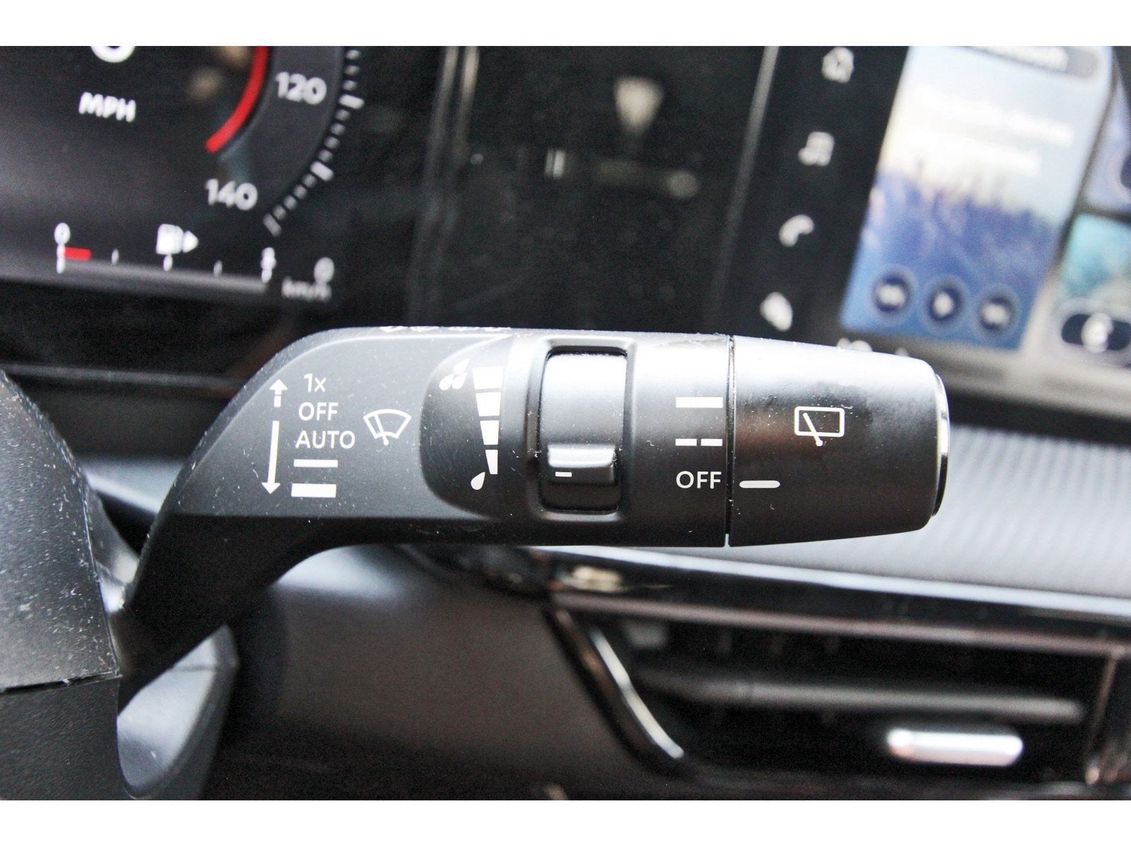 2025 Nissan Kicks SR Intelligent AWD